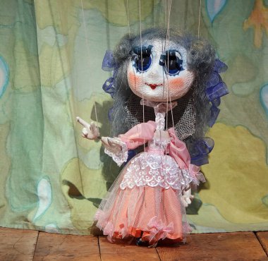 Kiev, Ukrayna 2 Eylül 2021 Kiev Kukla Tiyatrosu 'nun Altın Anahtarı masalından Bebek 