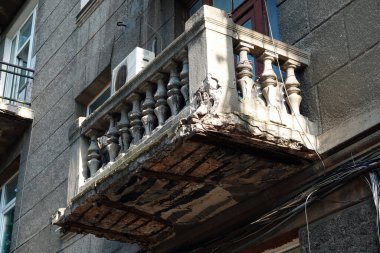 Odessa, Ukrayna 18 Temmuz 2021: Odessa 'nın merkezinde yıkık dökük bir balkon bulunan eski bir binanın cephesi