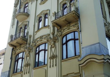 Odessa, Ukrayna 20 Temmuz 2021: Binanın ön cephesinin insan yüzleri ve büstleri ile sanatsal dekorasyonu