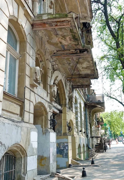 Odessa Ucrania Julio 2021 Fachada Antiguo Edificio Con Balcón Desmoronado — Foto de Stock