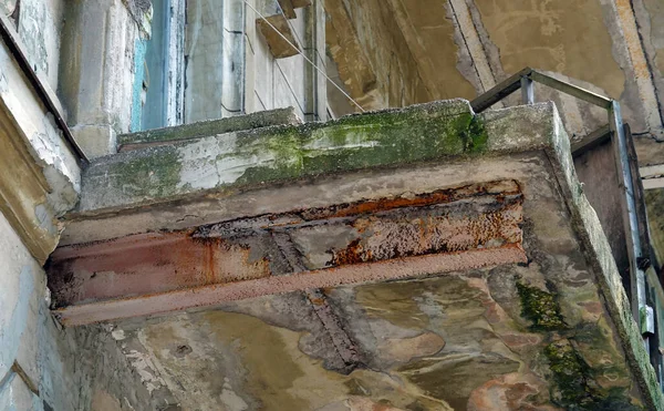 Odessa, Ukrayna 18 Temmuz 2021: Odessa 'nın merkezinde yıkık dökük bir balkon bulunan eski bir binanın cephesi