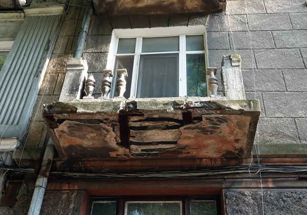 Одеса Україна Липня 2021 Року Фасад Старої Будівлі Розтріпаним Балконом — стокове фото
