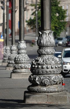Kiev, Ukrayna 10 Haziran 2021: Kiev şehrinde Retro tarzı aydınlatma fenerleri
