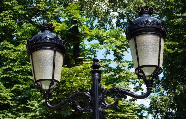 Kiev, Ukrayna 10 Haziran 2021: Kiev şehrinde Retro tarzı aydınlatma fenerleri