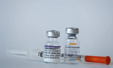 COVID-19 koronavirüs aşısı ve aşı için doldurulmuş şırınga