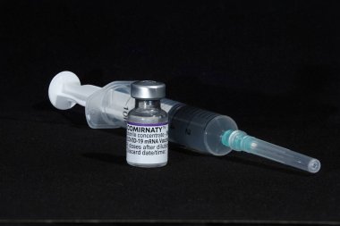 COVID-19 koronavirüs aşısı ve aşı için doldurulmuş şırınga