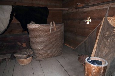 Kiev, Ukrayna 30 Eylül 2021: Halk mimarisi açık hava müzesi ve Ukrayna 'nın yaşamı - köy içinde eski bir Ukrayna kulübesinde