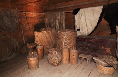 Kiev, Ukrayna 30 Eylül 2021: Halk mimarisi açık hava müzesi ve Ukrayna 'nın yaşamı - köy içinde eski bir Ukrayna kulübesinde