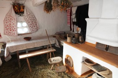 Kiev, Ukrayna 30 Eylül 2021: Halk mimarisi açık hava müzesi ve Ukrayna 'nın yaşamı - köy içinde eski bir Ukrayna kulübesinde