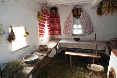 Kiev, Ukrayna 30 Eylül 2021: Halk mimarisi açık hava müzesi ve Ukrayna 'nın yaşamı - köy içinde eski bir Ukrayna kulübesinde