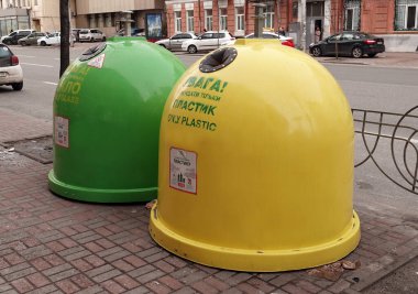 Kiev, Ukrayna 2 Ocak 2022: Ev atığı, cam ve plastik toplamak için Kiev çöp konteynerlerinin geliştirilmesi