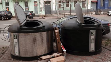 Kiev, Ukrayna 2 Ocak 2022: Ev atığı, cam ve plastik toplamak için Kiev çöp konteynerlerinin geliştirilmesi