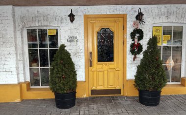 Kiev, Ukrayna 2 Ocak 2022: Mağazanın girişi yaratıcı bir şekilde dekore edilmiştir