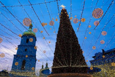 2022 yılı için Kiev Meydanı 'ndaki merkez ağaç.