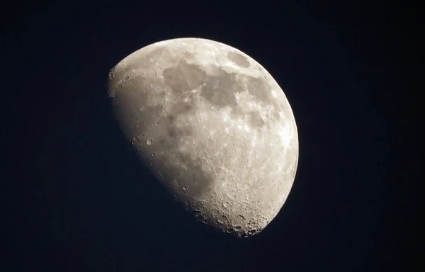 Crescent Měsíc Černém Pozadí Velkými Krátery — Stock fotografie