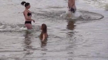 Kiev, Ukrayna 19 Ocak 2021: Rus vaftiz töreninin olduğu gün insanlar kışın çukurda yıkanır.