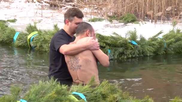 Kiev Ucrania Enero 2021 Sacerdote Bendice Hombre Con Agua Sumergiéndolo — Vídeo de stock