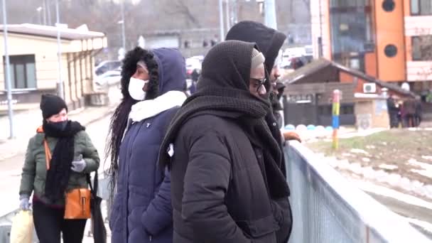 Kijów Ukraina Stycznia 2022 Afroamerykanie Patrzą Zimą Ludzi Kąpiących Się — Wideo stockowe