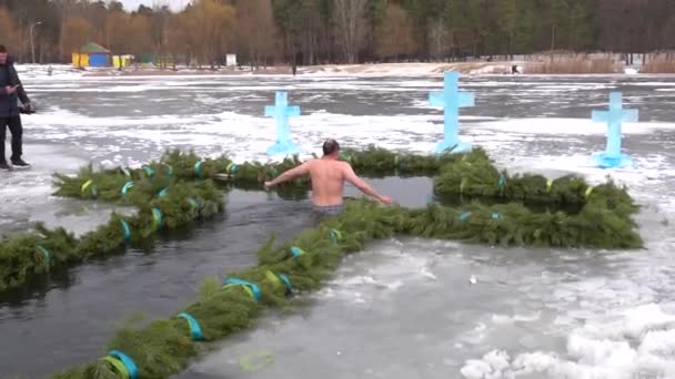 우크라이나 키예프 2021 루스의 세례식 겨울에 사람들 구멍에서 목욕을 — 비디오
