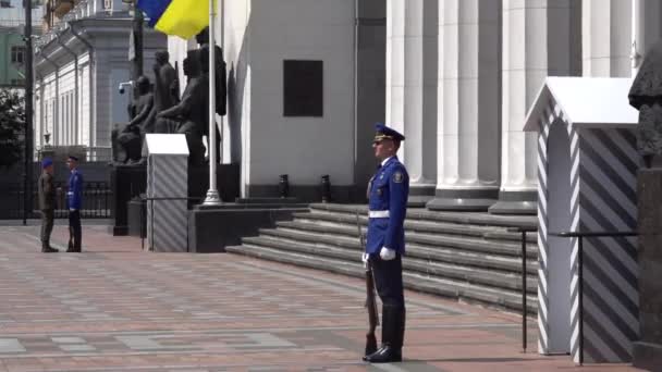 Kiev Ucrania Julio 2021 Guardia Honor Vigila Entrada Consejo Supremo — Vídeos de Stock