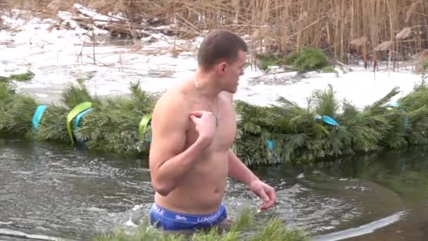 우크라이나 키예프 2021 비디오 개장식 겨울에 사람들 구멍에서 목욕을 — 비디오