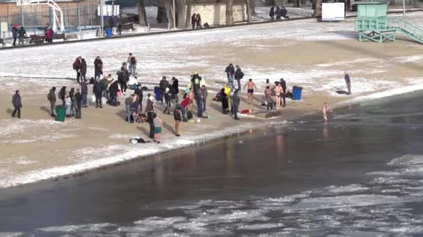 Kiev Oekraïne Januari 2021 Mensen Baden Winter Het Gat Dag — Stockvideo