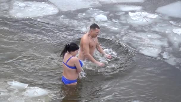 Kiev Ucrânia Janeiro 2021 Pessoas Tomam Banho Inverno Buraco Dia — Vídeo de Stock