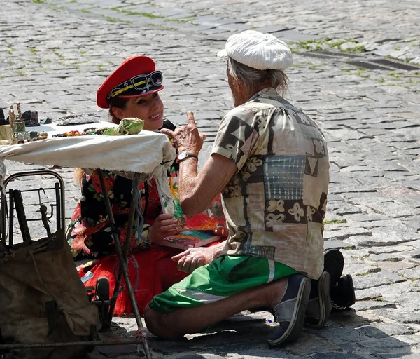 우크라이나 키예프 2021 남자와 여자가 포즈로 열정적으로 대화를 나누고 — 스톡 사진