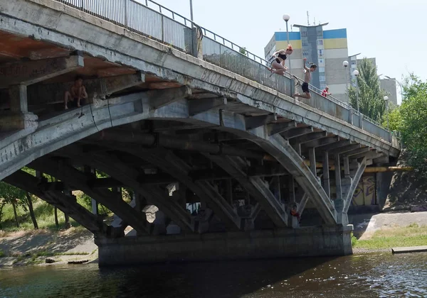 Киев Украина Июня 2021 Года Подростки Прыгают Высокого Моста Воду — стоковое фото