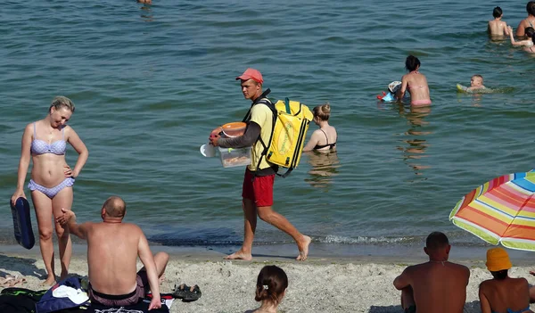 Odessa Ukraina Lipca 2021 Facet Dostarcza Jedzenie Dla Wczasowiczów Plaży — Zdjęcie stockowe