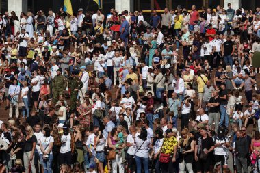 Kyiv, Ukrayna 24 Ağustos 2021: Ukrayna 'nın 30 yıllık bağımsızlığını Kyiv kentinde kutlayan insanlar