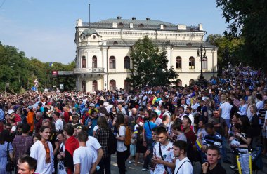 Kyiv, Ukrayna 24 Ağustos 2021: Ukrayna 'nın 30 yıllık bağımsızlığını Kyiv kentinde kutlayan insanlar