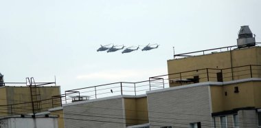 Kyiv, Ukrayna 16 Eylül 2021: Kiev üzerindeki yerleşim yerlerinin çatıları üzerinde askeri helikopterler