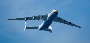 Kyiv, Ukrayna 24 Ağustos 2021: An-225 MRIYA uçağı Ukrayna 'nın 30 yıllık bağımsızlığını Kiev semalarında kutladı