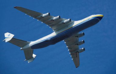 Kyiv, Ukrayna 24 Ağustos 2021: An-225 MRIYA uçağı Ukrayna 'nın 30 yıllık bağımsızlığını Kiev semalarında kutladı