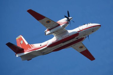 Kyiv, Ukrayna 24 Ağustos 2021: An-32P itfaiye uçağı Ukrayna 'nın 30 yıllık bağımsızlığını Kiev semalarında kutluyor