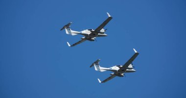 Kyiv, Ukrayna 24 Ağustos 2021: DA-42 uçakları Ukrayna 'nın 30 yıllık bağımsızlığını Kiev üzerinde kutluyor