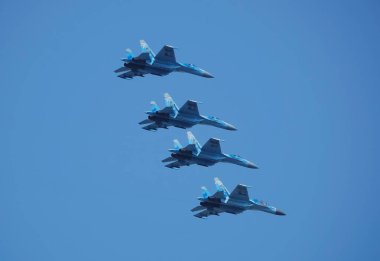 Kyiv, Ukrayna 24 Ağustos 2021: Savaşçı SU-27 Ukrayna 'nın 30 yıllık bağımsızlığını Kiev semalarında kutladı