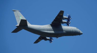 Kyiv, Ukrayna 24 Ağustos 2021: An-70 askeri nakliye uçağı Ukrayna 'nın 30 yıllık bağımsızlığını Kiev üzerinde gökyüzünde kutluyor