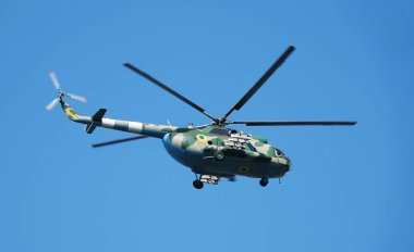Kyiv, Ukrayna 24 Ağustos 2021: MI-8 helikopteri Kiev üzerinde Ukrayna 'nın 30 yıllık bağımsızlığını kutluyor