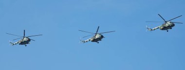 Kyiv, Ukrayna 24 Ağustos 2021: MI-8 helikopteri Kiev üzerinde Ukrayna 'nın 30 yıllık bağımsızlığını kutluyor