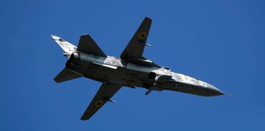 Kyiv, Ukrayna 24 Ağustos 2021: Su-24M bombacısı Ukrayna 'nın 30 yıllık bağımsızlığını Kiev semalarında kutladı