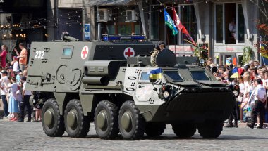 Kyiv, Ukrayna 24 Ağustos 2021: Ukrayna 'nın 30 yıllık bağımsızlığının kutlanmasında Ukrayna' nın tıbbi güçlerinin teçhizatı