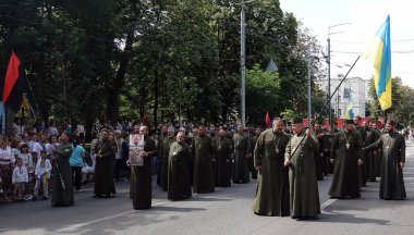 Kyiv, Ukrayna 24 Ağustos 2021: Kyiv 'de Ukrayna' nın bağımsızlığının 30. yılını kutlayan bir grup askeri papaz