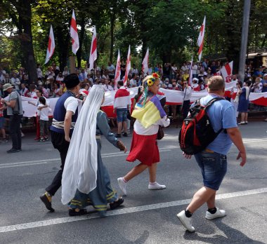 Kyiv, Ukrayna 24 Ağustos 2021: Ukrayna 'nın Kyiv' de bağımsızlığının 30. yılını kutlayan ulusal giysili Tatarlar