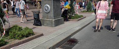 Kyiv, Ukrayna 24 Ağustos 2021: Ukrayna 'nın Kyiv' de bağımsızlığının 30. yılını kutlayan yollarda kanlı ayak izleri