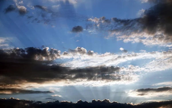 Gökyüzü Güzel Kümülüs Bulutlarıyla Görüntüsüyle — Stok fotoğraf