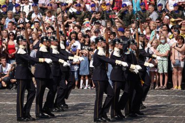 Kyiv, Ukrayna 24 Ağustos 2021: Bir grup İsveçli asker Ukrayna 'nın Kyiv' deki 30 yıllık bağımsızlığını kutlamak için yürüyüşe geçti