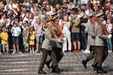 Kyiv, Ukrayna 24 Ağustos 2021: Çek Cumhuriyeti askerlerinden oluşan bir grup, Ukrayna 'nın Kyiv' deki 30 yıllık bağımsızlığını kutlamak için yürüyüşe geçti