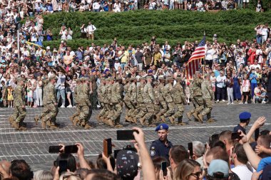 Kyiv, Ukrayna 24 Ağustos 2021: Amerika Birleşik Devletleri 'nin bir askeri birliği, Ukrayna' nın Kyiv 'deki 30 yıllık bağımsızlığını kutlamak için yürüyüşe geçti